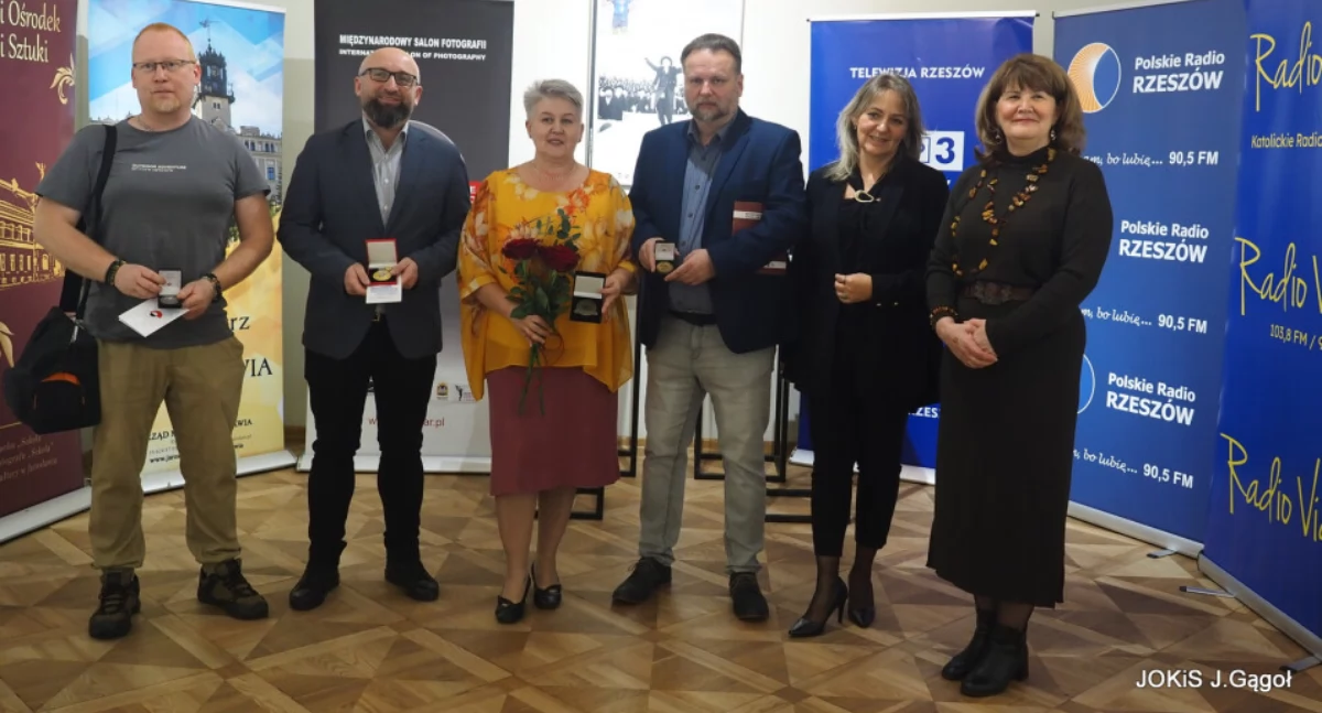 Uroczyste otwarcie wystawy „Tylko Jedno Zdjęcie 2025” połączone z wręczeniem nagród laureatom miało miejsce 22 listopada w Galerii Rynek 6, w Jarosławiu.