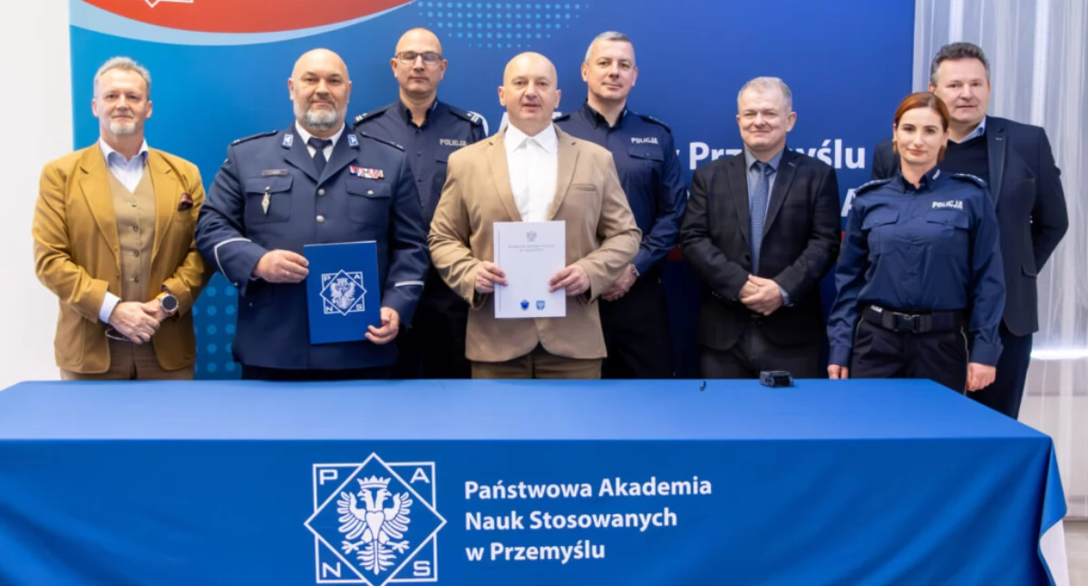Rektor oraz Komendant Miejski Policji podpisali porozumienie.