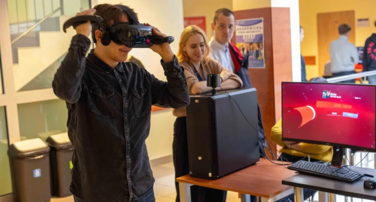 Stoisko z googlami VR. 