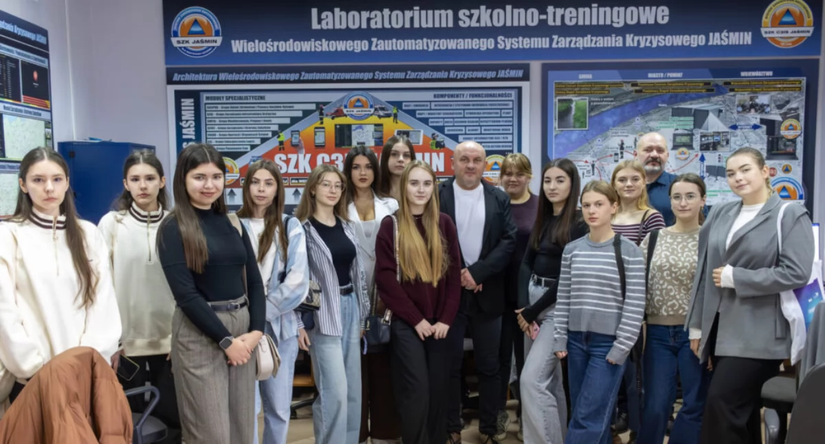 Spotkanie z ukraińskimi studentami w jednym z laboratoriów.