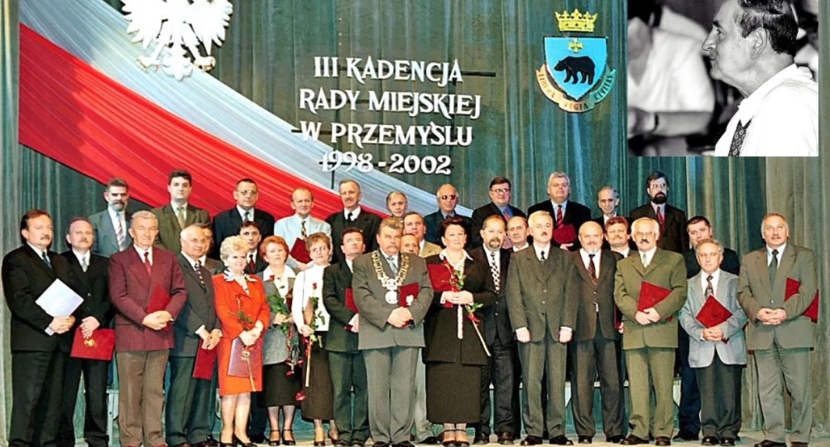 Przemyscy radni III kadencji. Ósmy z prawej w dolnym rzędzie Bolesław Klecha. Fot. zbiory własne