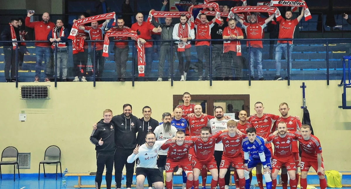 Przemyskich futsalistów wspierała w sali sportowej w Komprachcicach spora grupa wiernych kibiców. Fot. Texom Eurobus Przemyśl
