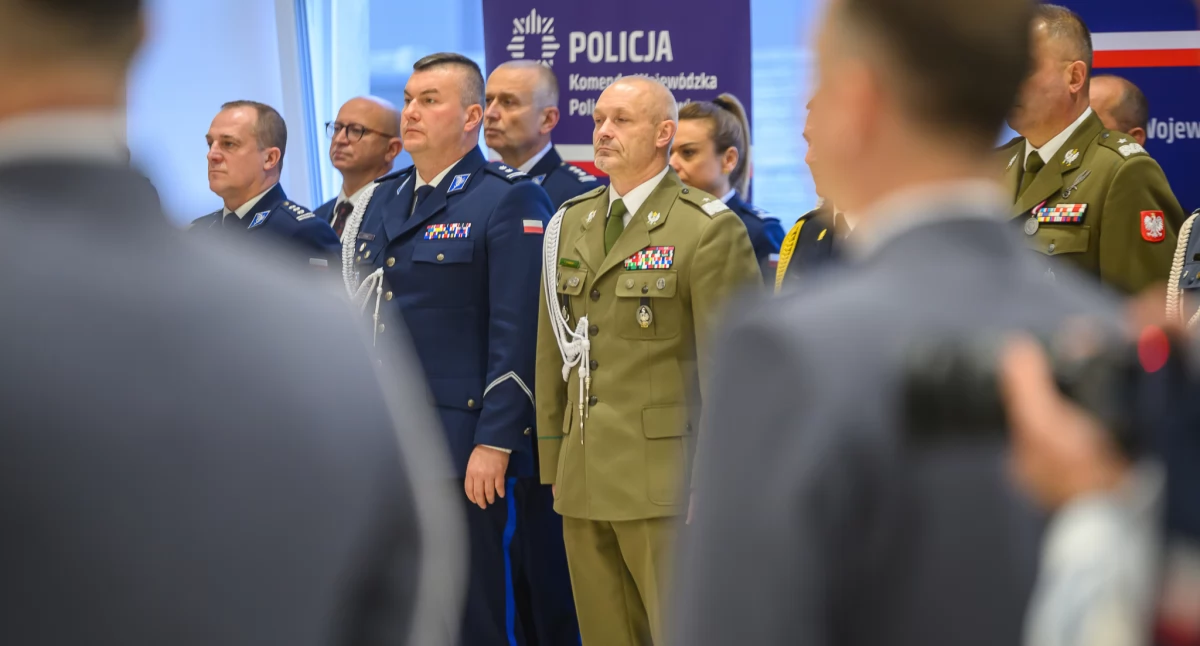Złoty „Medal za Zasługi dla Policji” odebrali: wojewoda podkarpacki T. Kubas-Hul, komendant Bieszczadzkiego Oddziału Straży Granicznej generał brygady Straży Granicznej Tomasz Zybiński. Fot. Jerzy Żygadło/PUW Rzeszów