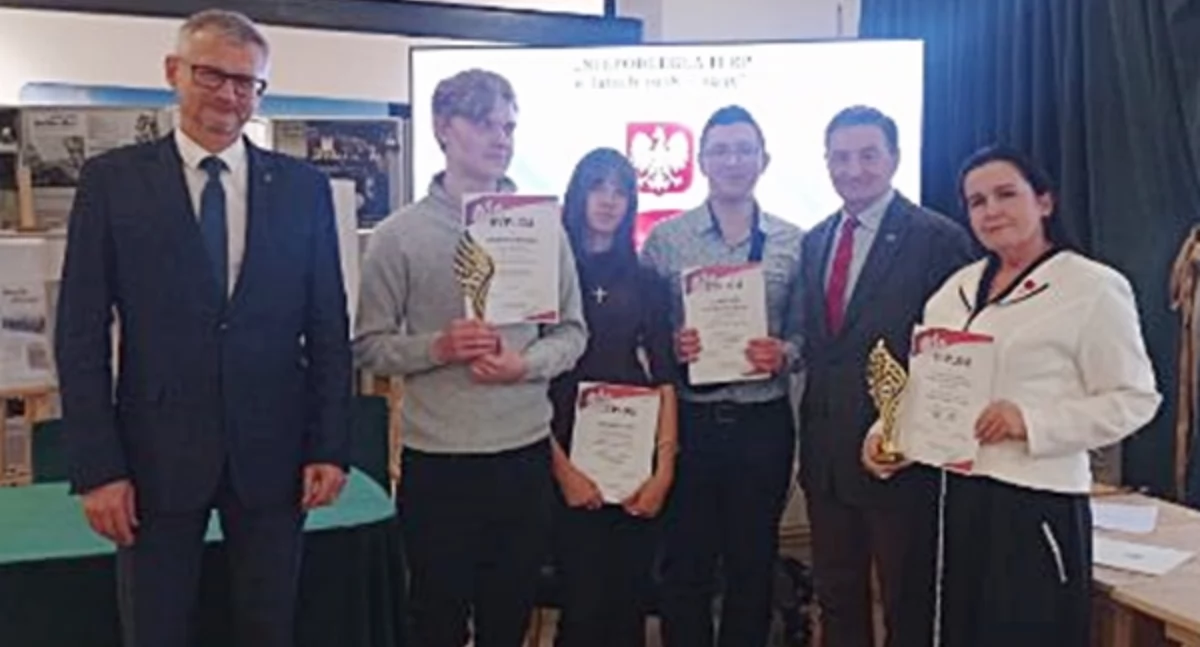 Dominik Mikoś (3a), Zuzanna Król (3b) i Sebastian Zatwardnicki (3f) wykazali się największą wiedzą w konkursie, a nagrodą jest wyjazd do Warszawy, w tym m.in. zwiedzanie parlamentu. Na zdjęciu z nauczycielem historii Joanną Tomczyk. Fot. zbiory własne