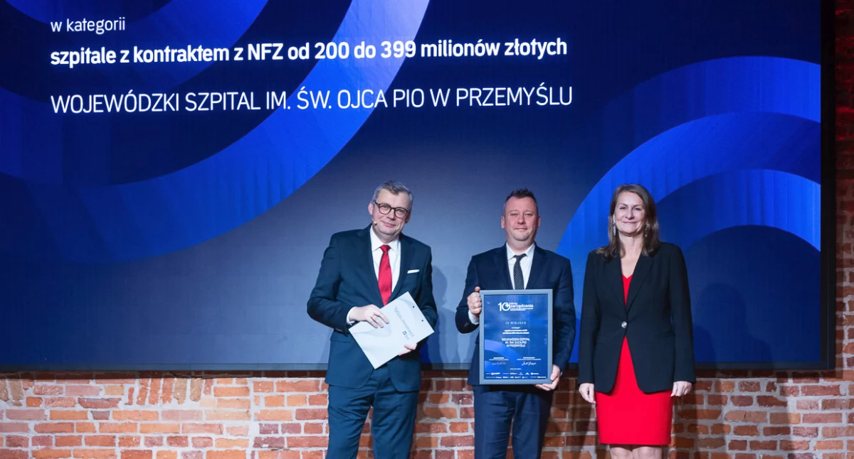 Nagrody reprezentantom placówek wręczono podczas uroczystej gali w Łodzi, gdzie dyrektor Wojewódzkiego Szpitala w Przemyślu Barbarę Stawarz reprezentował zastępca dyrektora ds. organizacji, promocji i rozliczeń świadczeń medycznych Rafał Kopacz./ FOT. WSzwP