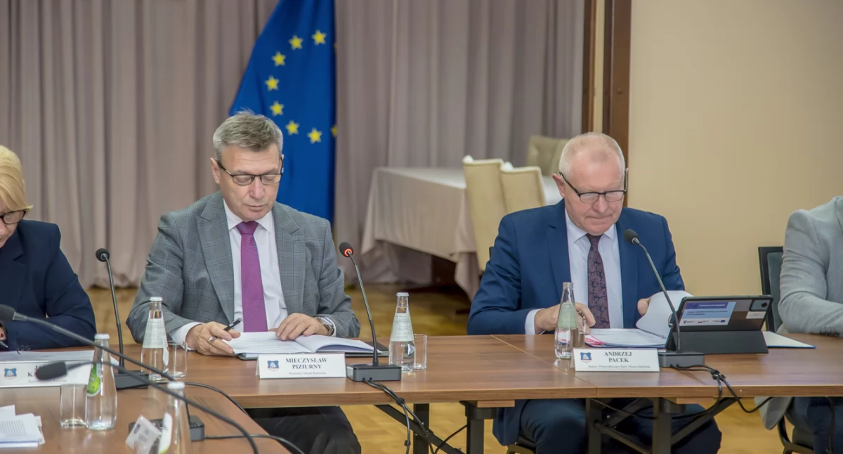 – Środki uzyskane przez gminę z opłat śmieciowych wnoszonych przez właścicieli nieruchomości nie pokrywają wydatków – przedstawił treść projektu uchwały odnośnie nowych stawek za odbiór odpadów przewodniczący rady Andrzej Pacek (z prawej). Została ona przyjęta jednogłośnie.