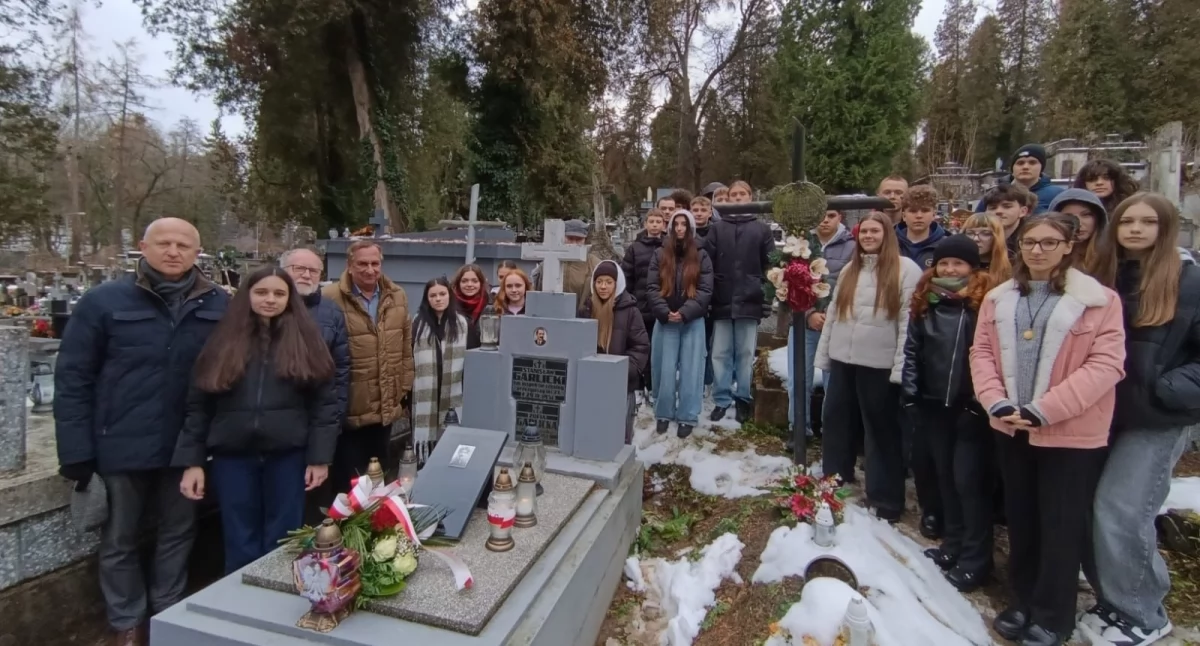 Pierwszoklasiści wzięli na siebie zobowiązanie sprawowania opieki nad symbolicznym grobem na Cmentarzu Głównym w Przemyślu oraz dbania o pamięć o absolwencie szkoły i jej byłym profesorze./ FOT. I LO