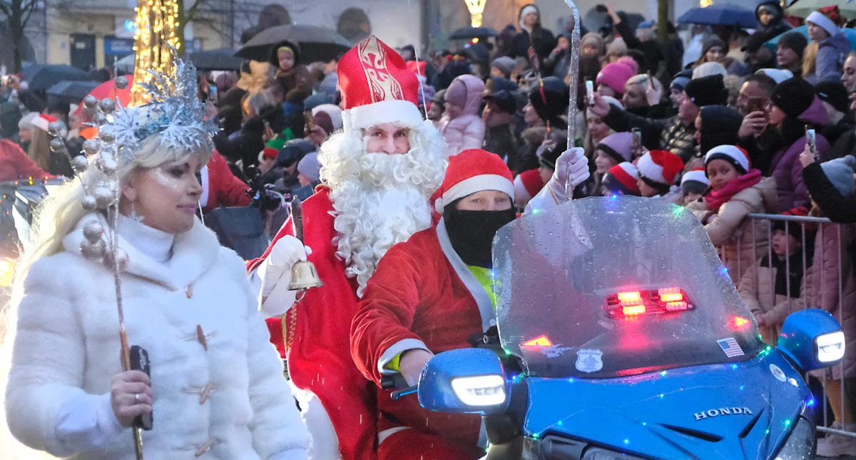 Dostojny gość przyjechał na błękitnej hondzie./Fot. Jacek Szwic