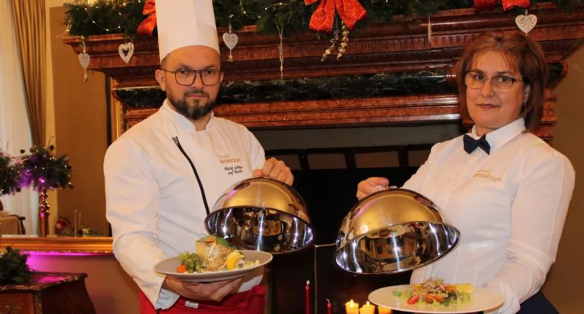 Wigilijne menu prezentują szef kuchni Restauracji Zamkowej Maciej Gołdyn oraz kierownik sali Ewa Pisarska. / FOT. U. Gielo