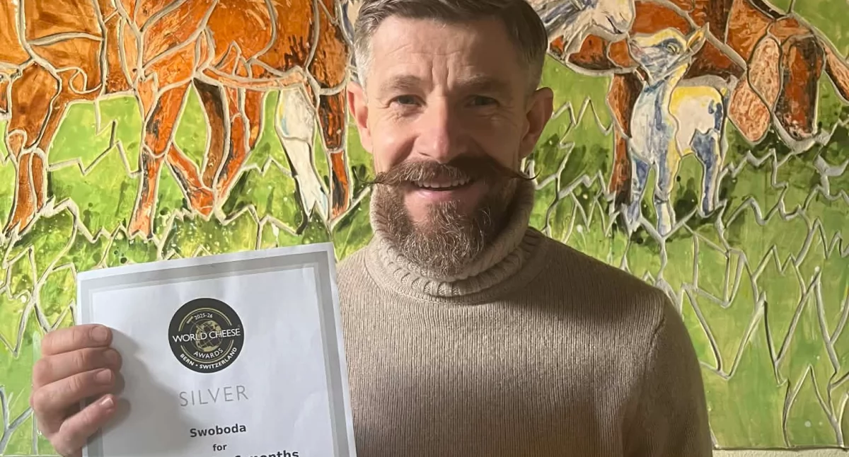 – Sery tak naprawdę pojawiły się w życiu moim i żony za sprawą naszej średniej córki. Miała alergię pokarmową, a my mieliśmy przy domu sporo przestrzeni. Pomyśleliśmy o kozim mleku, które może się świetnie przysłużyć alergikowi. Stąd pojawiły się u nas dwie kozy i tak się to wszystko zaczęło – mówi o początkach pasji polegającej na samodzielnej produkcji serów Grzegorz Stepaniak. Z dumą prezentuje ser, który serowarni „Swoboda” przyniósł srebrny medal w najbardziej rozpoznawalnym w branży konkur