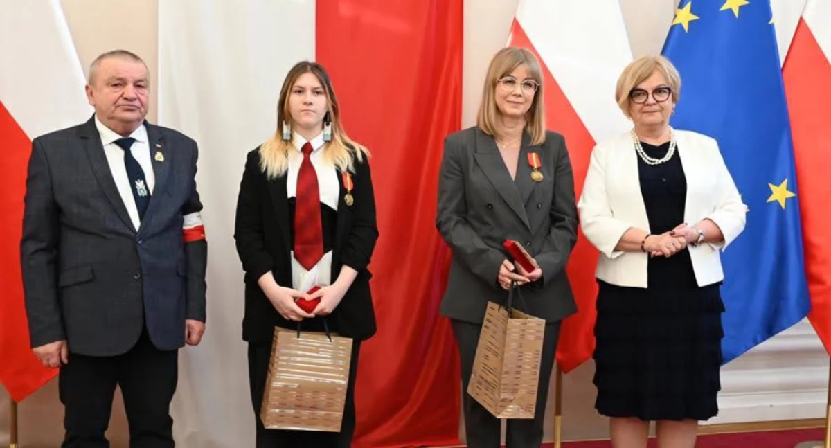 Podczas spotkania wręczono medale „Katyń 1940”, jak i medale pamiątkowe pamięci deportowanych z Pogórza Dynowskiego na „nieludzką ziemię”. Jeden z nich odebrała Wiktoria Szajnik, prawnuczka Sybiraka./ FOT. Związek Sybiraków Oddział w Przemyślu