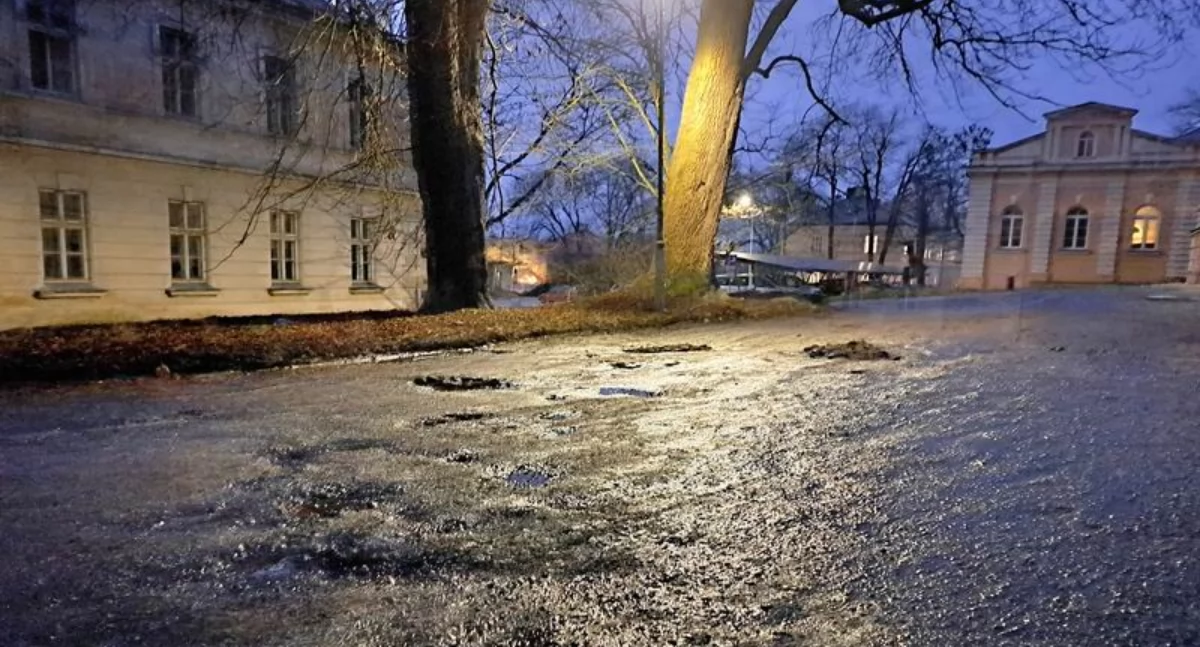 Problemem uczęszczanego każdego dnia przez liczną grupę mieszkańców ciągu komunikacyjnego miasto będzie na razie próbować będzie rozwiązywać doraźną ingerencją drogowców. Pieniędzy na kompleksowy remont, podobnie jak na przebudowę oświetlenia, na razie nie ma. Czy się znajdą? Czas pokaże./ FOT. U. Gielo