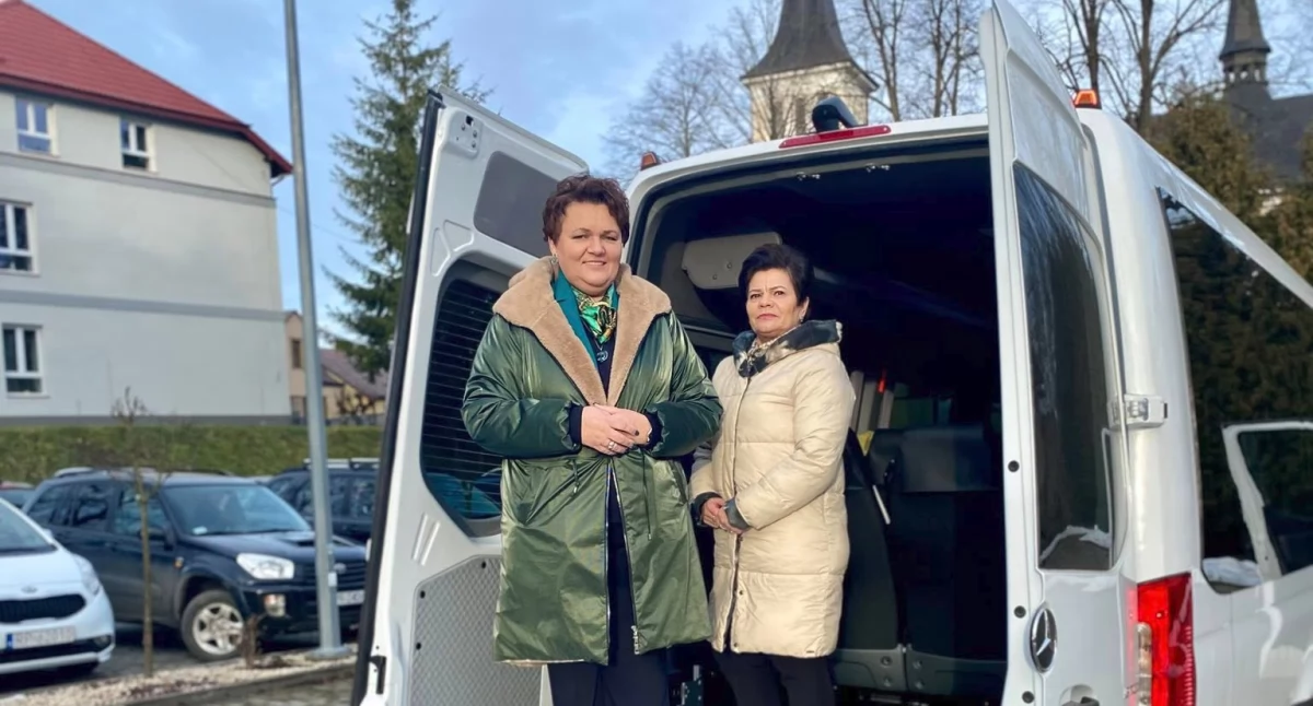 Nowy autobus, przystosowany do przewozu osób z niepełnosprawnościami, odebrały m.in. burmistrz miasta i gminy Bircza Anna Szymaszek i kierownik ŚDS Grażyna Szacka.
