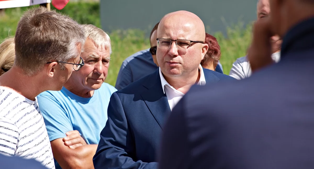 Sprawa wyszła na jaw dzięki posłowi Adamowi Dziedzicowi (Polskie Stronnictwo Ludowe), który jako pierwszy podważył sprawę kupna i szybkiej sprzedaży z ogromnym zyskiem działki pod budowę supermarketu w Nienadowej w gminie Dubiecko przez Mariusza Króla, kiedy ten był zastępcą dyrektora oddziału terenowego w Rzeszowie Krajowego Ośrodka Wsparcia Rolnictwa. Fot. Mariusz Godos