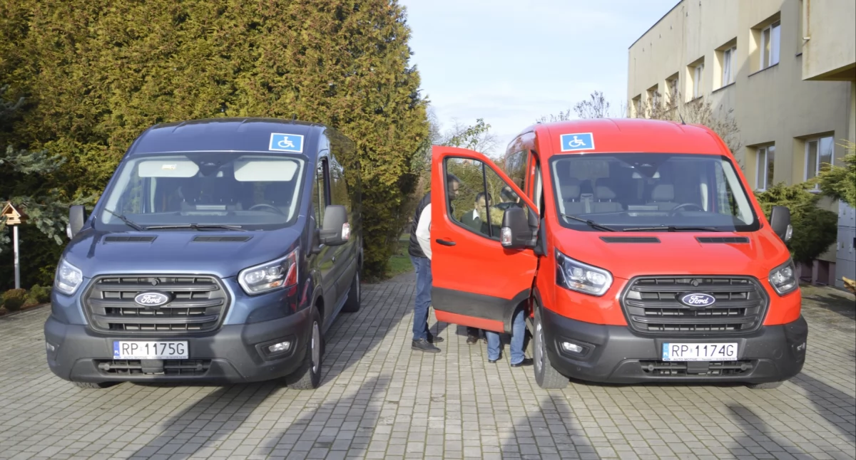 Ostatnią inwestycją był zakup dwóch 9-osobowych busów do przewozu osób niepełnosprawnych w warsztatach terapii zajęciowej przy ul. Sobótki w Przemyślu oraz w Korytnikach. Fot. zbiory własne