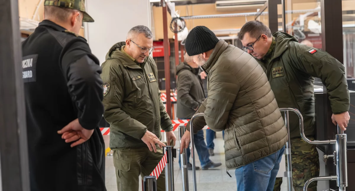 Podwojenie liczby stanowisk odprawy granicznej i dodatkowe wyposażenie służące zapewnieniu szybkiej i skutecznej kontroli – to działania realizowane na kolejowym przejściu granicznym w Przemyślu. Powstaje także koncepcja budowy nowego terminala odpraw. Fot. BiOSG Przemyśl