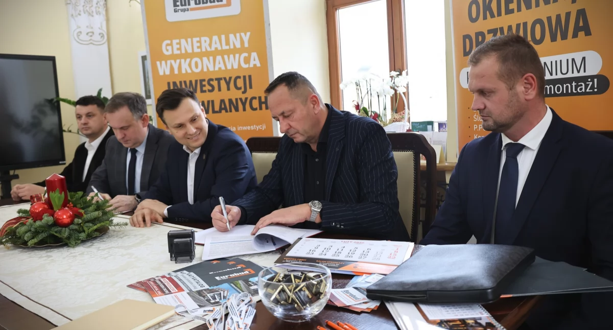 Umowa na realizację inwestycji została podpisana 22 grudnia przez burmistrza Jarosławia Marcina Nazarewicza, prezesa zarządu spółki SIM Podkarpacie z siedzibą w Boguchwale Krzysztofa Mazura oraz prezesa zarządu spółki Eurobud z Bystrowic Łukasza Płocicę./ FOT. UM Jarosław