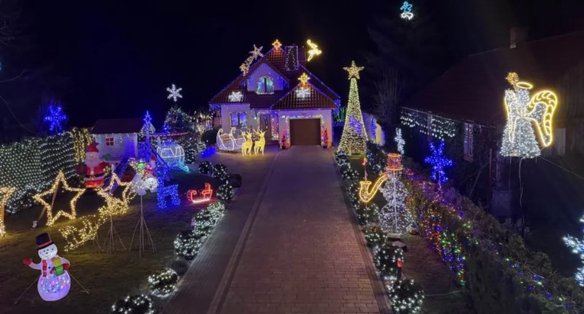 W tym roku całość iluminacji świetlnej na posesji pana Krzysztofa będzie uruchomiona od soboty, 20 grudnia. Najpewniej lampki będą świecić od 16 do godziny 22. Dekoracje będzie można podziwiać aż do 15 stycznia./ FOT. ZW