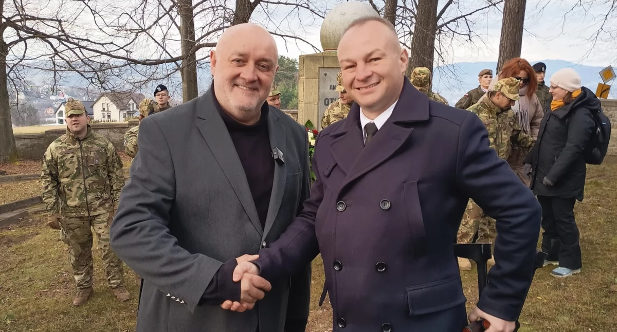 Przewodniczący Związku Gmin Fortecznych Twierdzy Przemyśl, radny wojewódzki, Mirosław Majkowski (z prawej) otrzymał odznaczenie srebrnego stopnia za opiekę nad grobami wojennymi na terenie Twierdzy Przemyśl. Fot. zbiory własne