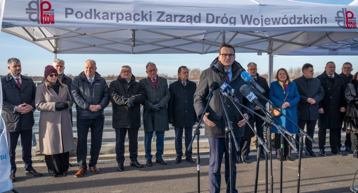 Licznie zgromadzeni na wydarzeniu goście uroczyście przecięli wstęgę, otwierając nowy most w Jarosławiu. Wśród nich był m.in. były premier Mateusz Morawiecki oraz ministrowie Jerzy Kwieciński i Andrzej Adamczyk./ FOT. UMWP