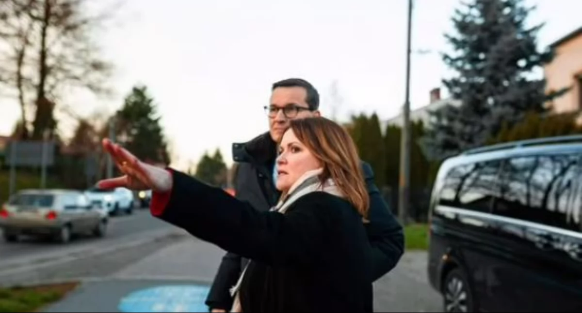 Po uroczystości otwarcia mostu na Sanie były premier z posłanką Anną Schmidt wizytowali największe inwestycje w powiatach jarosławskim i przeworskim, sfinansowane przez rząd M. Morawieckiego. Fot. zbiory własne