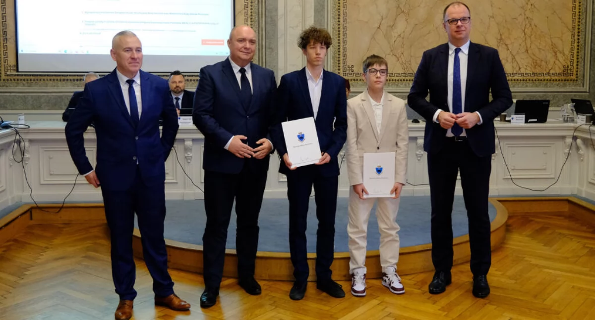 Wśród nagrodzonych znaleźli się przemyscy badmintoniści – Szymon Kazimir (trzeci z lewej) i Aleksander Bandrowicz (drugi z prawej). Fot. UM Przemyśl