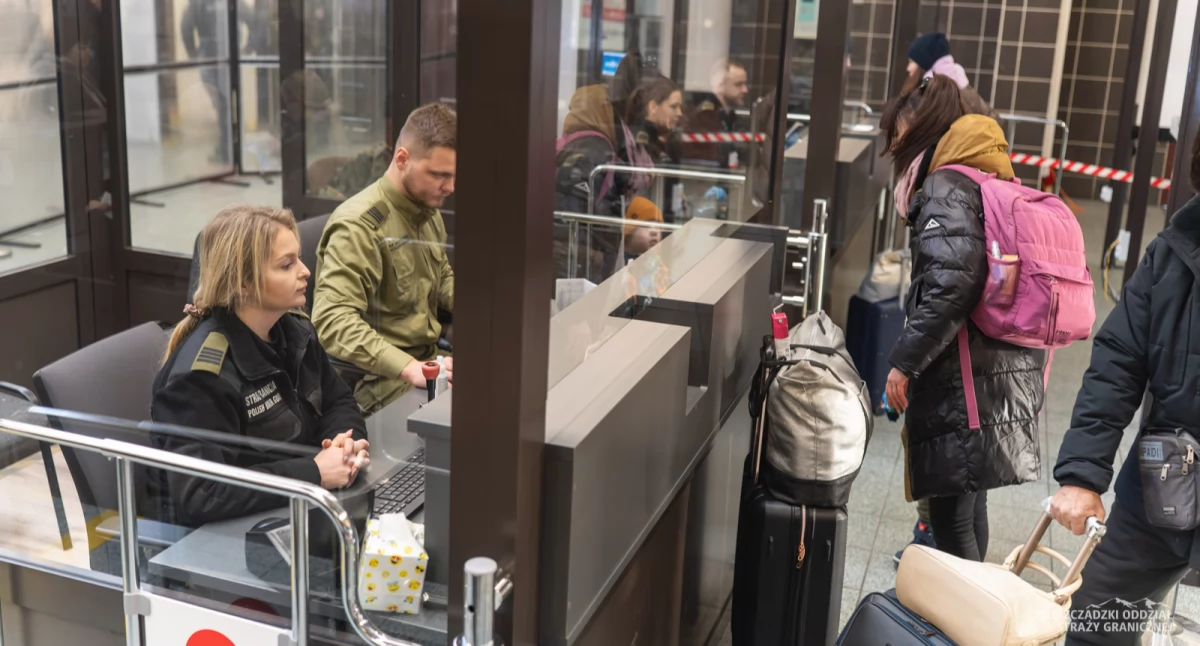 Od kilku dni na kolejowym przejściu granicznym w Przemyślu funkcjonują dodatkowe kabiny odpraw granicznych. Liczba stanowisk się podwoiła. Z 5 do 10. Fot. BiOSG Przemyśl