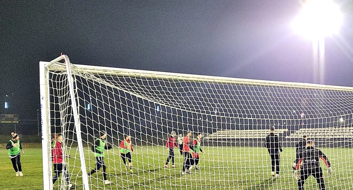 18 grudnia br. na stadionie przy ul. 22 Stycznia w Przemyślu odbył się pierwszy trening piłkarzy Czuwaju Przemyśl przy nowym, zmodernizowanym sztucznym oświetleniu. Fot. zbiory własne