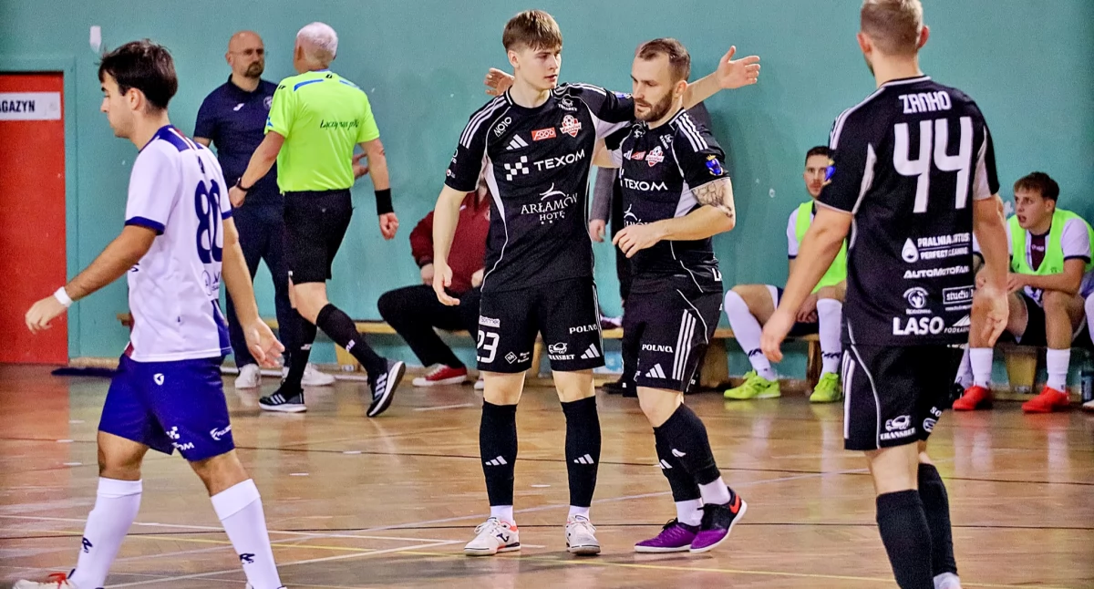 W pucharowych bojach z dobrej strony pokazali się Hrihorij Zanko, Sebastian Pawlak (drugi z prawej) i Oskar Dmochewicz. Fot. Heiro Rzeszów