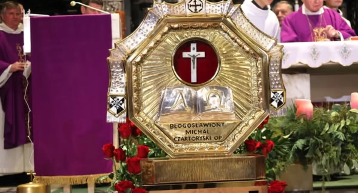 Alabastrowy krzyż znalazł się w relikwiarzu zaprojektowanym przez artystę Stanisława Lenara, a wykonanym przez zakład artystyczny Piotra Stopyry. Fot. UM Jarosław