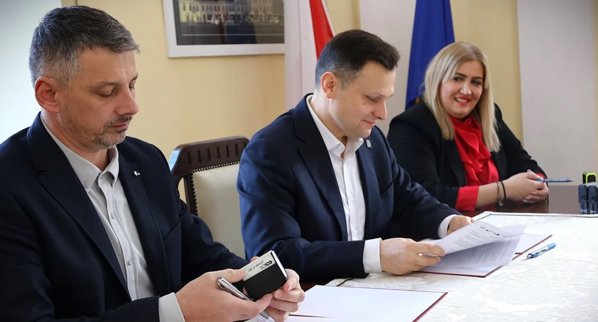 Burmistrz miasta Marcin Nazarewicz w piątek, 19 grudnia, podpisał umowę z właścicielem firmy Remontowo-Budowlanej „BIG-BUD” Robertem Jaremko, która będzie odpowiadać za projekt i budowę żłobka./ FOT. UM Jarosław.