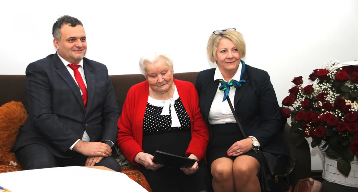 W imieniu całej społeczności gminnej najlepsze życzenia kolejnych lat w jak najlepszym zdrowiu złożyli pani Genowefie wójt gminy Roźwienica Tomasz Kud i szefowa inspektoratu ZUS Agnieszka Kopczacka./ FOT. UG Roźwienica