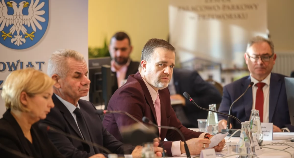 Starosta przeworski Dariusz Łapa podkreślił, że projekt budżetu jest zrównoważony i równo rozłożony pod względem inwestycyjnym pomiędzy samorządy znajdujące się na terenie powiatu przeworskiego. – Nie ma mowy o zadłużaniu się. Mamy bezpieczny budżet – podkreślił./ FOT. Starostwo Powiatowe w Przeworsku
