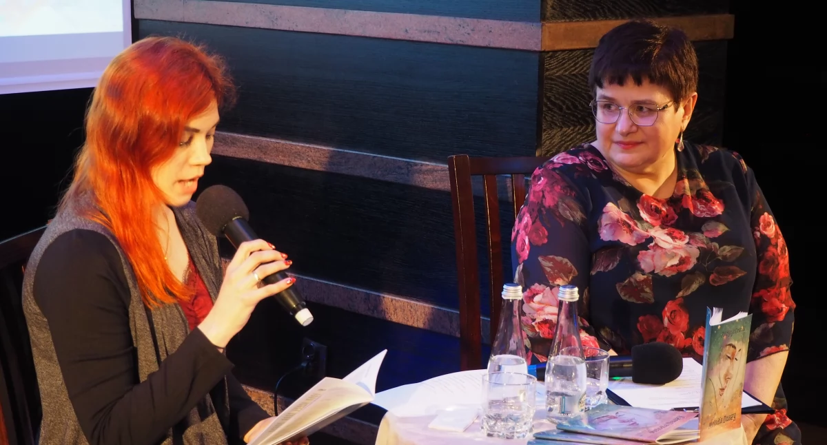 Częścią wieczoru była rozmowa z Patrycją Grandą, którą poprowadziła Jolanta Nowak z CK w Przemyślu, a także dyskusja jej samej ze zgromadzoną publicznością./ FOT. CK Przemyśl