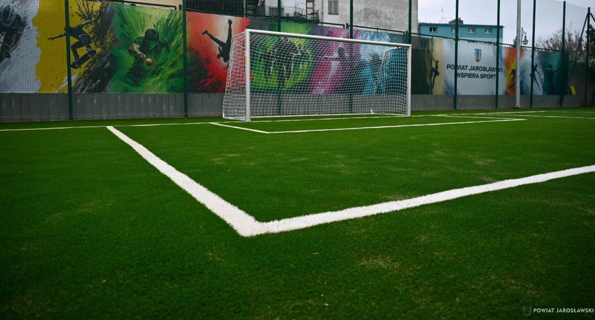 Wielofunkcyjne boisko sportowe o nawierzchni syntetycznej ma wymiary 20x40 metrów. Fot. Starostwo Powiatowe w Jarosławiu