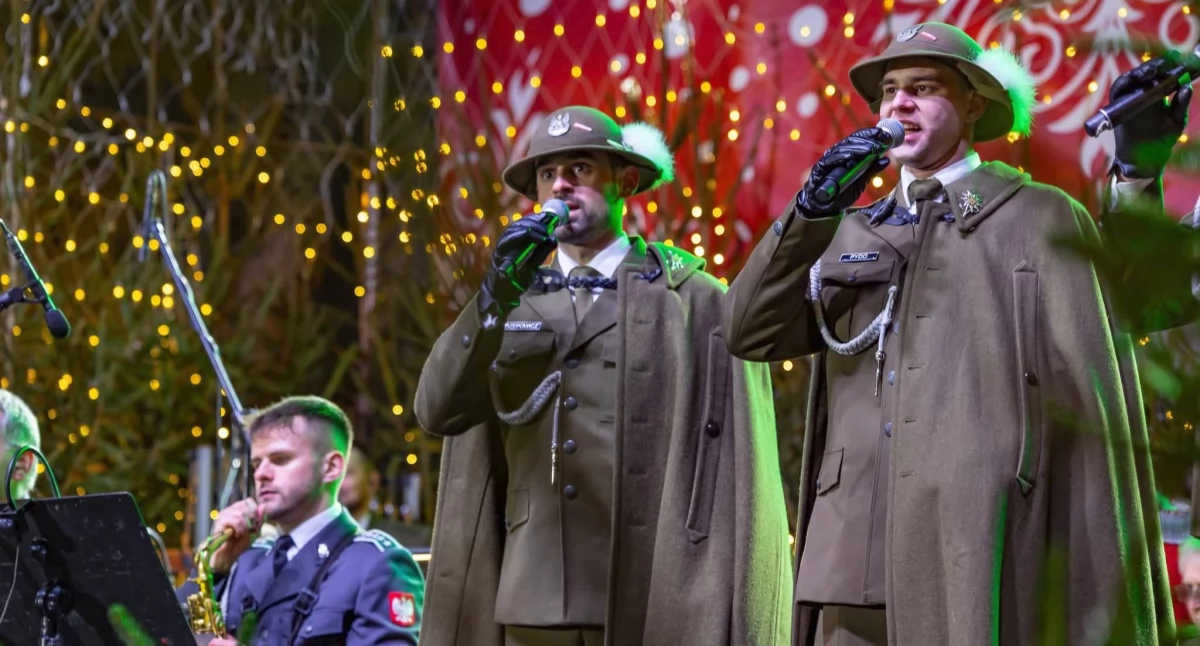 Na jednej scenie Harnasie z 5 Batalionu Strzelców Podhalańskich wystąpili razem z  Reprezentacyjnym Zespołem Artystycznym Wojska Polskiego./ FOT. mł. chor. M. Bieniek, szer. T Radziwiński