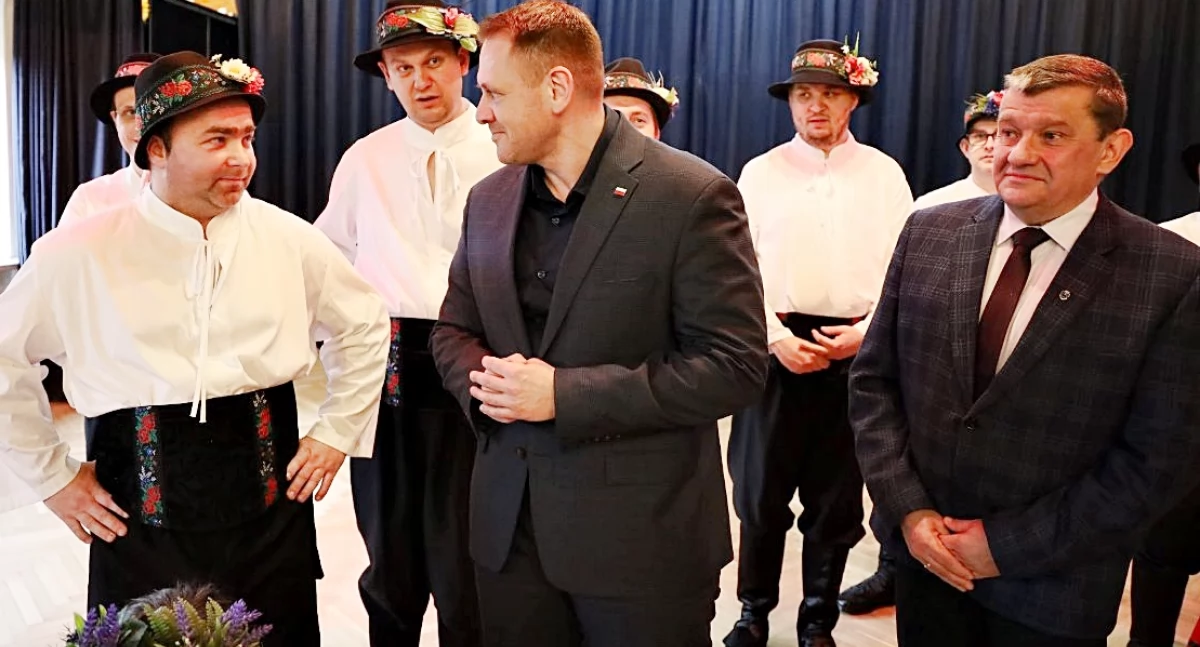 Minister i podsekretarz stanu w Kancelarii Prezydenta RP Mateusz Kotecki (w środku na pierwszym planie) w towarzystwie pana Krystiana, któremu bardzo pomogli prawnicy z Kancelarii Prezydenta RP. Pierwszy z prawej prezes przemyskiego oddziału PTWzK Andrzej Berestecki. Fot. ZW