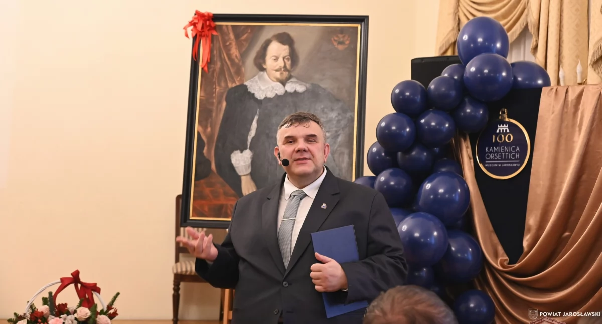 Gala urodzinowa odbyła się w sali lustrzanej kamienicy Attavantich. Uroczystość zgromadziła niezliczoną liczbę gości reprezentujących świat kultury, nauki, muzealnictwa. Poprowadził ją dyrektor placówki Konrad Sawiński. Fot. Starostwo Powiatowe w Jarosławiu
