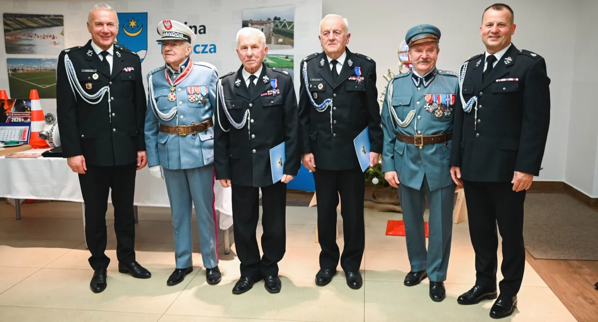 Złotą Odznaką Świętego Floriana „Mazovia” uhonorowani zostali druhowie Tadeusz Nowak i Zdzisław Chmura, zaś odznaczenia wręczali dwaj komandorzy Orderu Cudu nad Wisłą: Feliks Foryt i Mieczysław Deptuch. Fot. UG Tryńcza