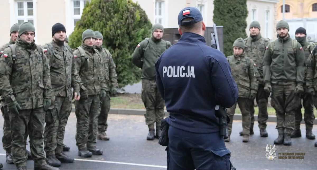 Żołnierze z 201., 202. i 203. Batalionu Obrony Pogranicza, wchodzącego w skład z 20. Przemyskiej Brygady Obrony Terytorialnej, zostali przeszkoleni przez funkcjonariuszy policji pod kątem sposobu zachowywania się podczas działań hybrydowych. Fot. 20. Przemyska BOT