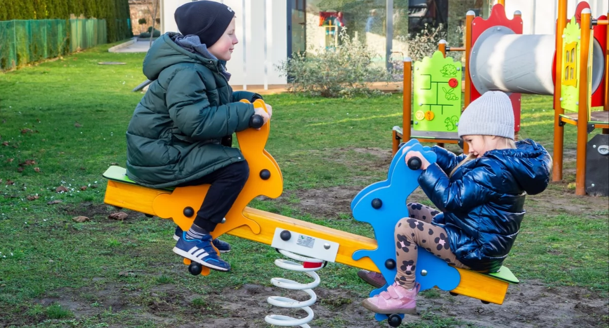 W ramach projektu posadzonych zostało ponad 100 roślin, poprawiających jakość powietrza i zwiększających bioróżnorodność, zakupione zostały zestawy zabawowe zachęcające dzieci do aktywności. W niektórych działaniach udział brały także dzieci. Fot. Iwona Rogus-Zawadzka/UG Jarosław