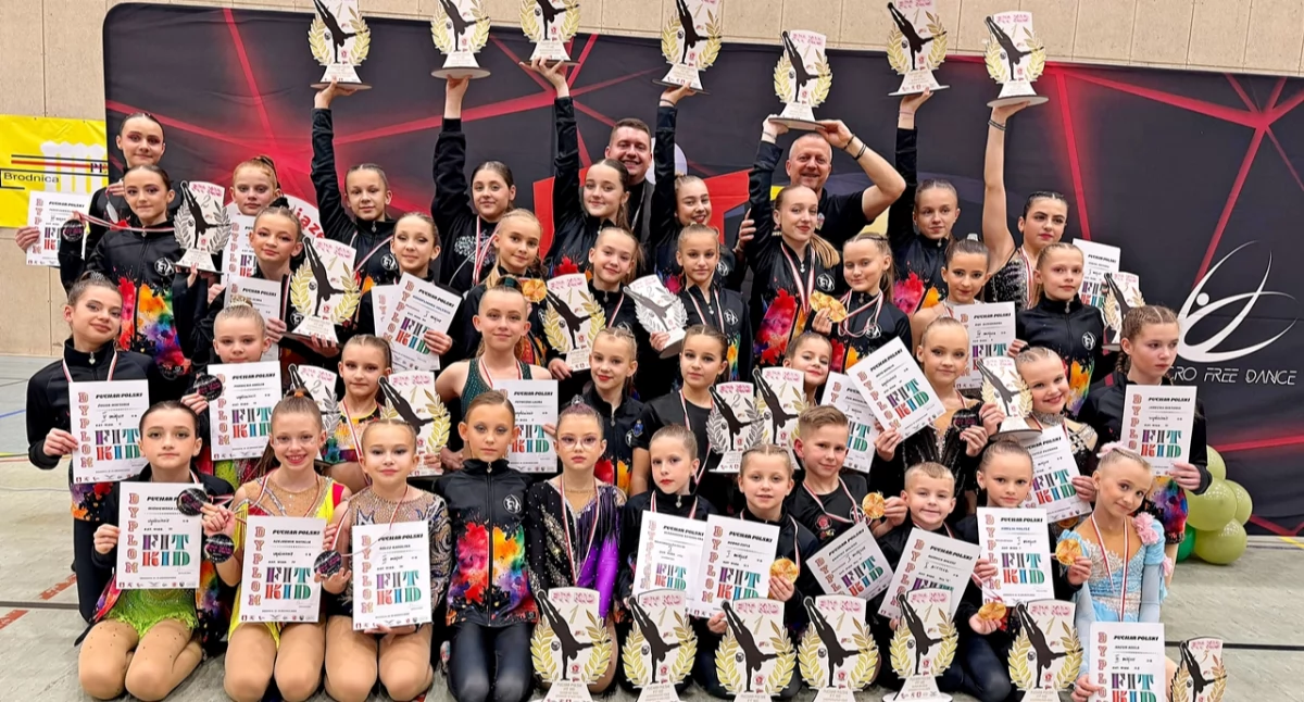 41 medali, w tym 28 złotych to efekt rewelacyjnego występu ekipy Akrobatyka Fit Kid Przemyśl-Żurawica podczas zawodów Pucharu Polski w Brodnicy. Fot. zbiory własne