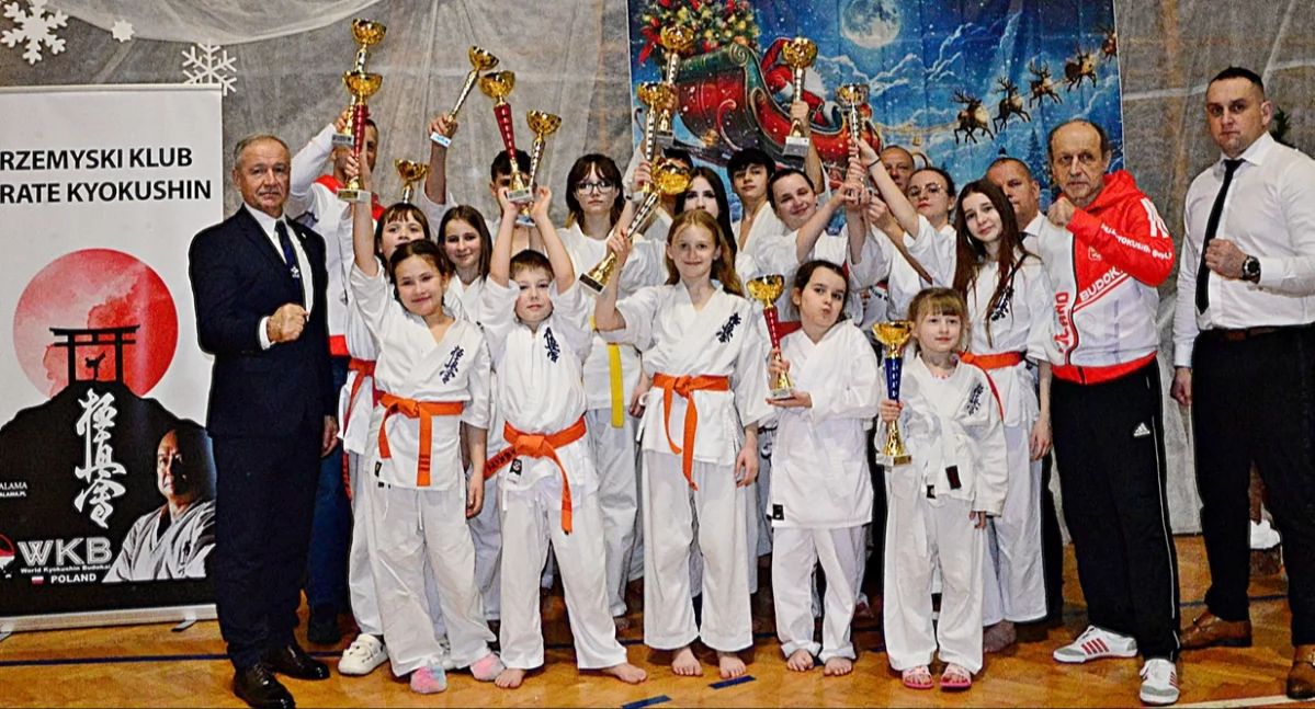 Ostatni w 2025 r. występ ekipy Przemyskiego Klubu Karate Kyokushin zakończył się wywalczeniem 13 medali. Fot. zbiory własne
