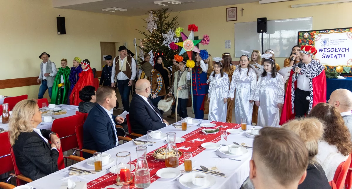 Edukacja, (Przed)świąteczne spotkanie opłatkowe pracowników Przemyślu - zdjęcie, fotografia