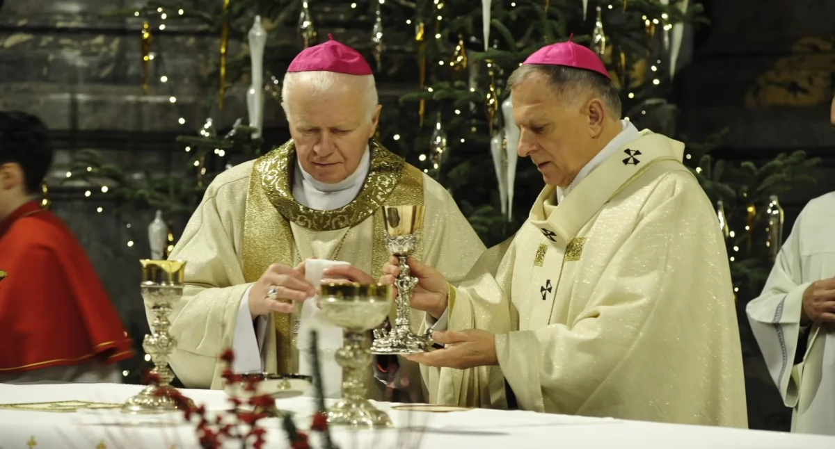 Uroczystej mszy święta w intencji pokoju przewodniczył metropolita lwowski abp Mieczysław Mokrzycki (z prawej). Homilię wygłosił metropolita przemyski abp Adam Szal. Fot. archiwum katedry lwowskiej