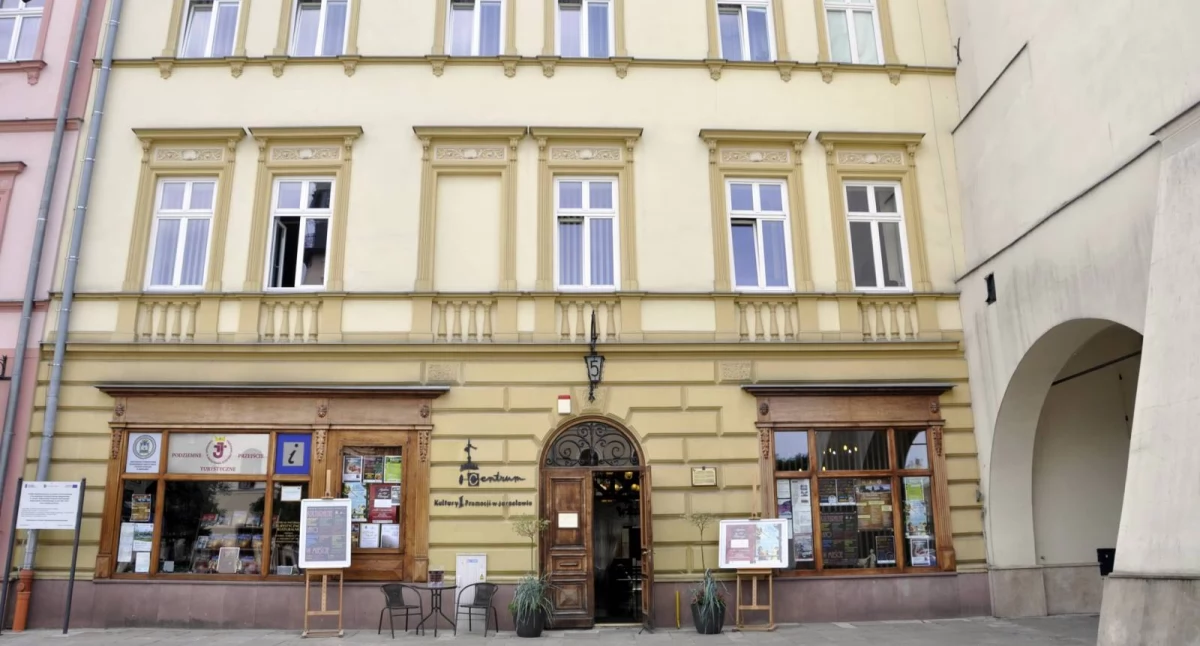 Obecnie w kamienicy Attavantich swoją siedzibę ma – działające od 2009 r. – Centrum Kultury i Promocji w Jarosławiu. Na parterze budynku znajduje się Punkt Informacji Turystycznej, gdzie można uzyskać informacje na temat miasta, regionu, a także nabyć różnego rodzaju pamiątki i upominki. Fot. UM Jarosław