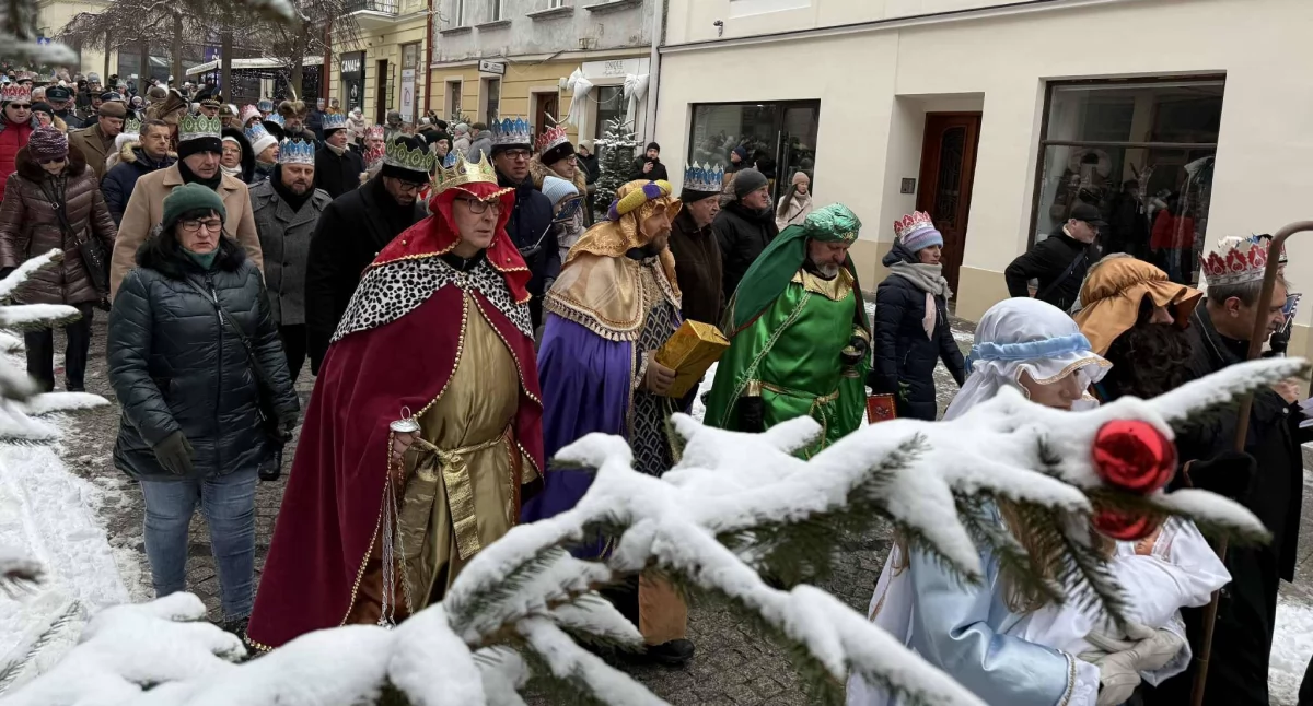 Orszaki Trzech Króli przeszły ulicami blisko 1000 miejscowości w Polsce i na świecie. O papieskim błogosławieństwie i duchowej łączności zapewnił w imieniu Ojca Świętego substytut ds. ogólnych Sekretariatu Stanu Stolicy Apostolskiej./Fot. Tomek Trojnar/Miasto Przemyśl FB