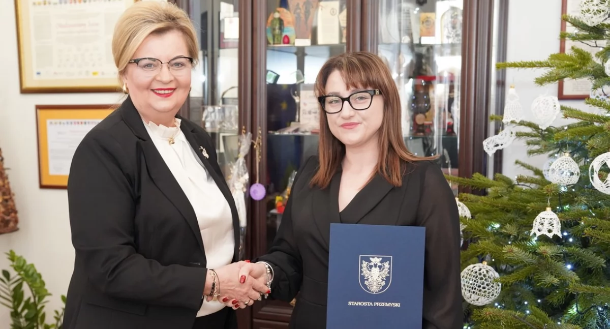 Nową dyrektor SOW w Korytnikach została Karolina Grudzińska, która powołanie odebrała z rąk starosty przemyskiego 30 grudnia ub.r. /Fot. Starostwo Powiatowe w Przemyślu 