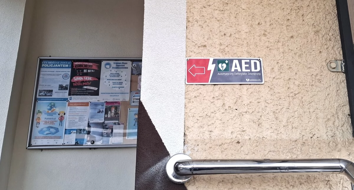Urządzenie AED zostało umieszczone w ogólnodostępnym miejscu na parterze, w bezpośrednim sąsiedztwie stanowiska służby dyżurnej. Takie usytuowanie ma zapewnić szybki dostęp zarówno funkcjonariuszom, jak i osobom odwiedzającym jednostkę./ FOT. KPP Przeworsk