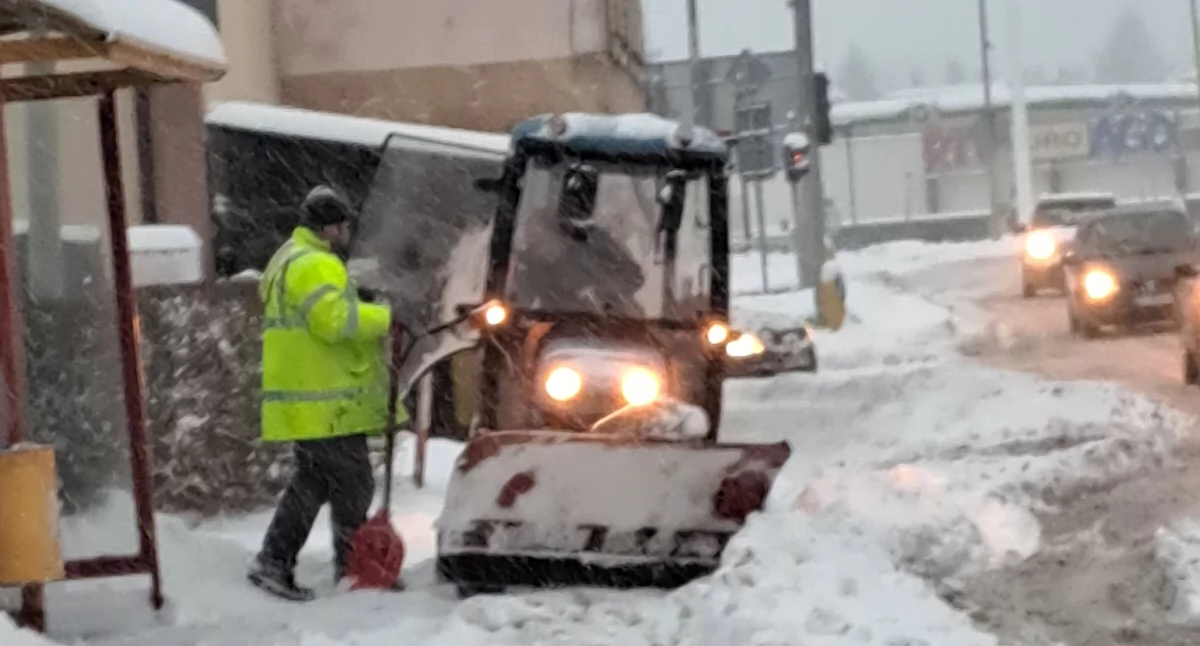 Drogowcy od wczoraj zmagają się z intensywnymi opadami śniegu. Dziś rano usuwano m.in. śnieg zalegający przy przystankach./ FOT. U. Gielo